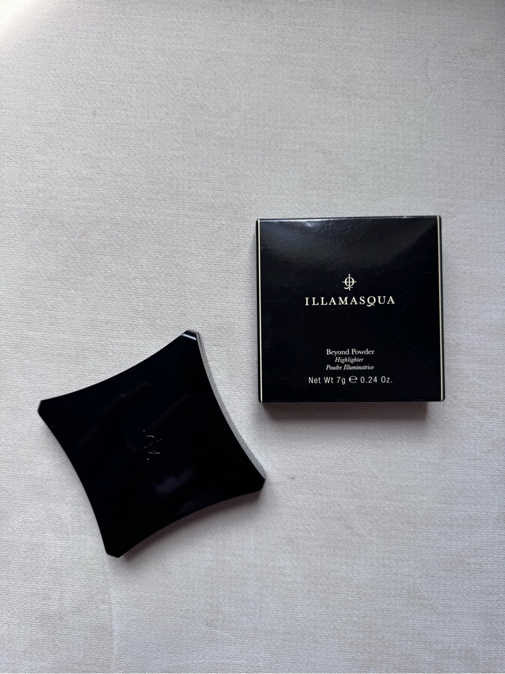 Illamasqua Beyond Powder Highlighter - Mirrored Compact